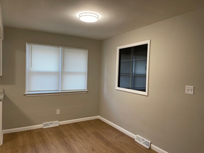 Foto del edificio - 1910 Thornapple Ave