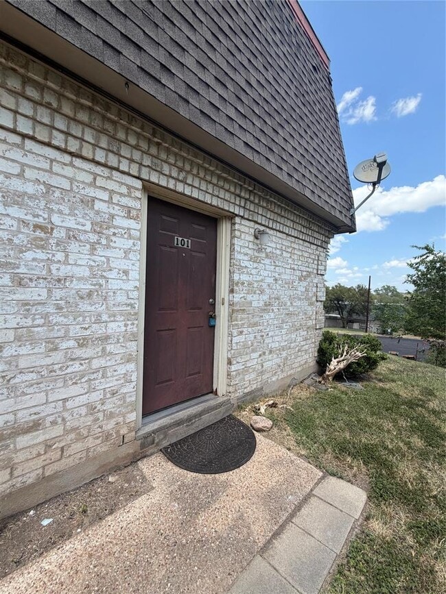Building Photo - 2303 Barton Village Cir