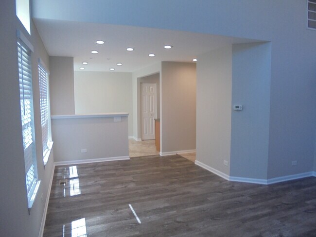Building Photo - 471 Lancaster Dr