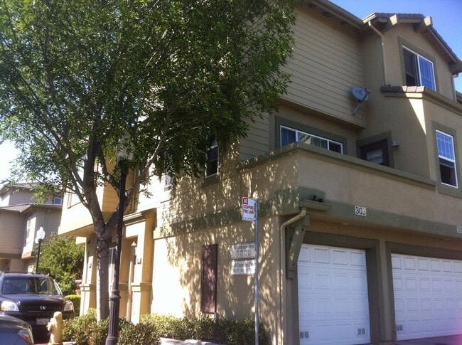 Building Photo - End unit ownhouse with garage walking dist...