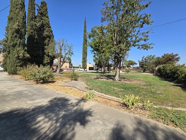 Foto del edificio - 5 Bedroom 3 Bath in the Country available now