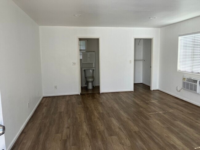 Building Photo - 12420 Oxnard St