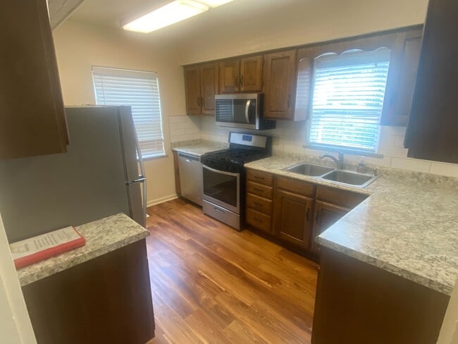 Kitchen - 1102 Acorn Dr
