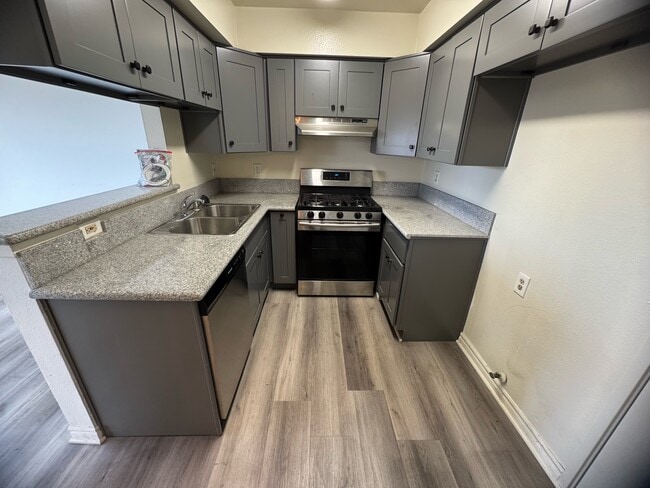 Building Photo - 1325 Hoover S St