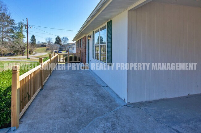 Foto del edificio - 598 Highland Dr