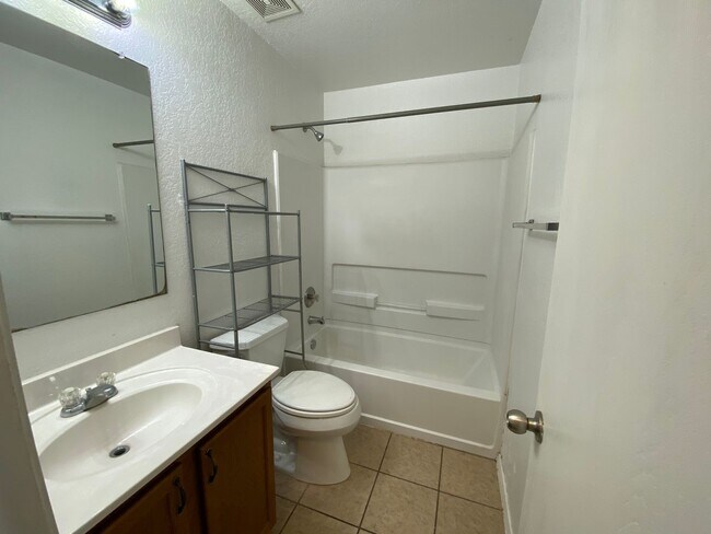 Foto del edificio - FALL INTO A NEW HOME WITH OUR MOVE-IN SPEC...