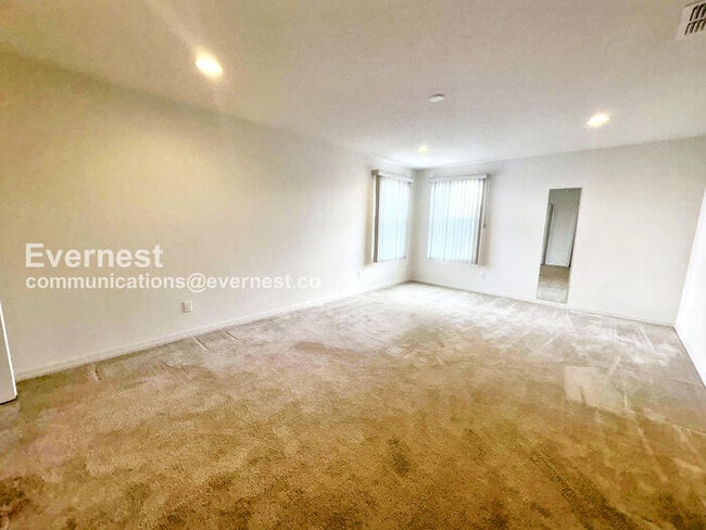 Building Photo - 2901 Bay View Dr