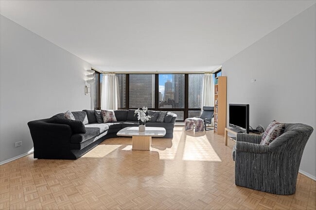 Foto del edificio - 100 E Bellevue Pl