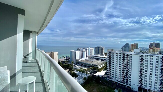 Building Photo - 3101 Bayshore Dr