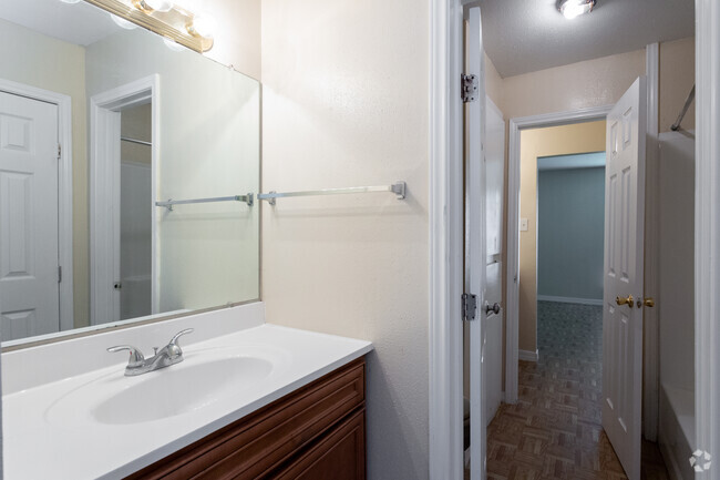 Baño - Mustang Crossing Apartments