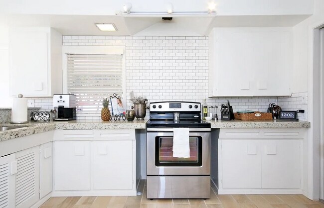 Building Photo - Beautiful and Charming 3 Bedroom House Com...