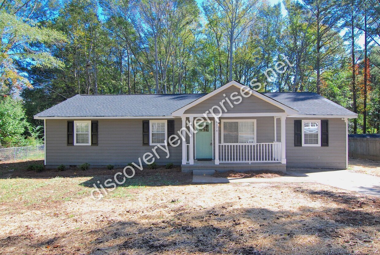 Foto principal - JUST REDUCED! 4 Bdrm / 2 Bath Home - 1st m...