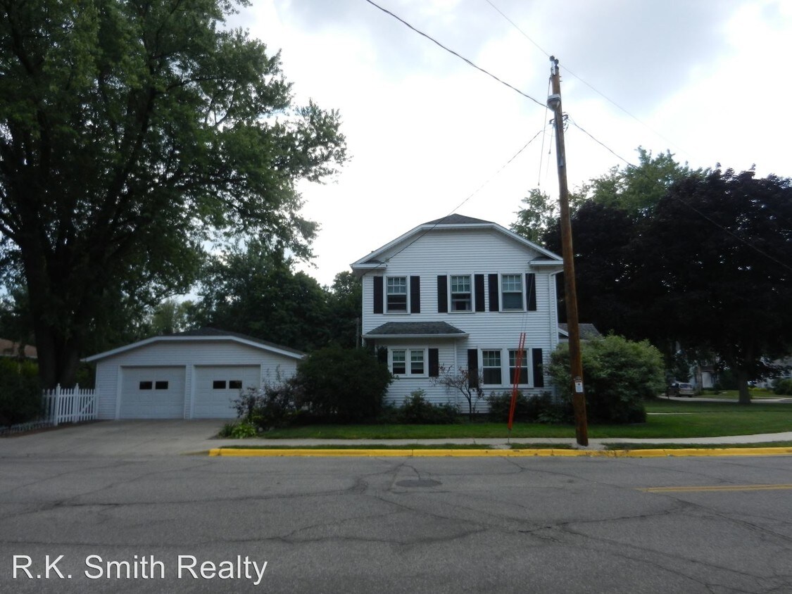 3 br, 2 bath House 748 N. Garfield Avenue House Rental in