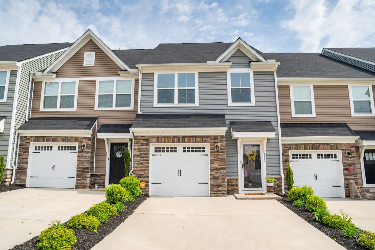 Primary Photo - 3BR/2.5BA Modern Townhome on Spartanburg’s...