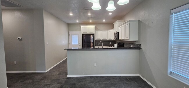 Building Photo - Beautiful 3 bedroom, 2 bath pet-friendly h...