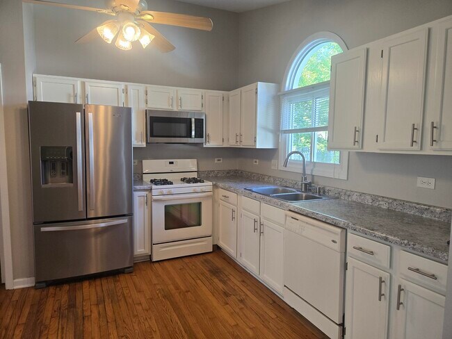 Building Photo - 704 Longacre Ln