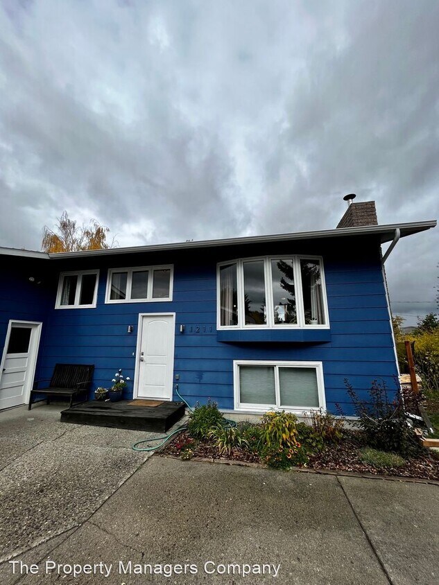Primary Photo - 4 br, 3 bath House - 1211 North Pinecrest Dr