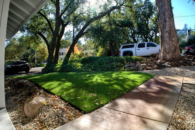 Foto del edificio - 604 Los Olivos Rd