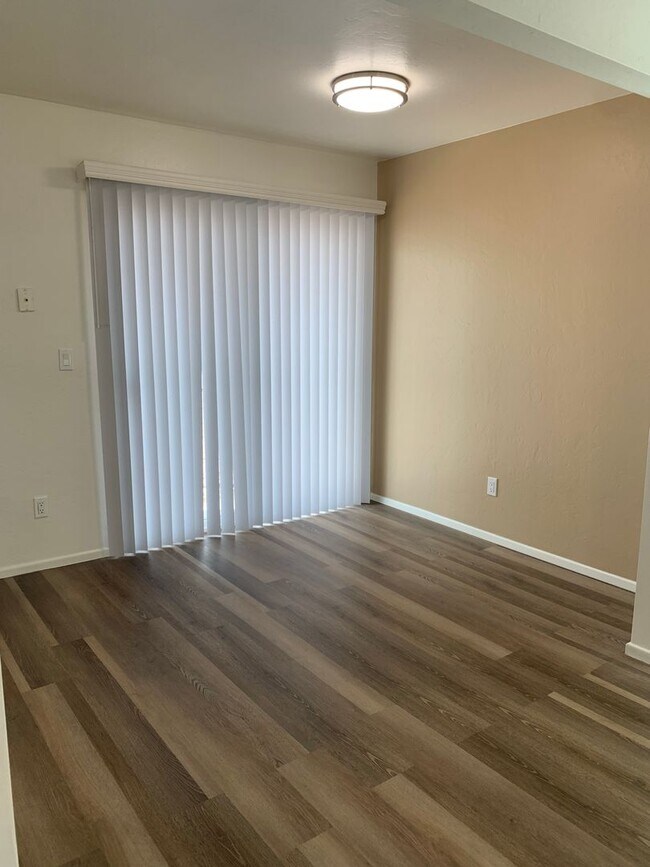 Foto del edificio - 336 E Limberlost-1