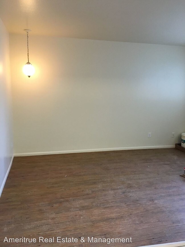Building Photo - 950 W 200 S