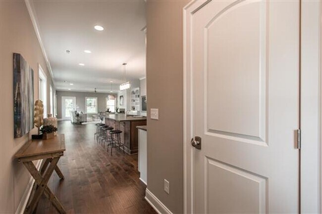Foto del edificio - Huge East Nashville Home just steps to the...