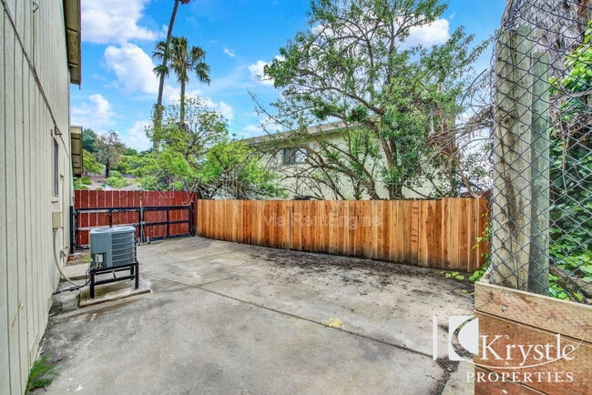 Building Photo - 1398 Hale St