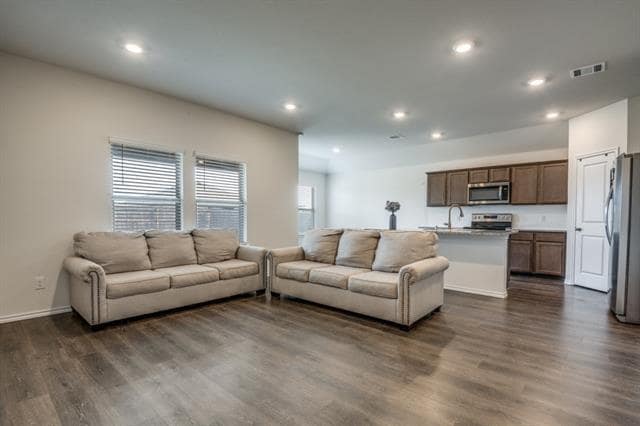 Foto del edificio - 1321 Bushel Dr