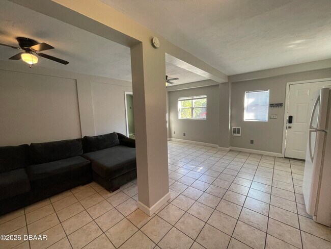 Building Photo - 411 N Oleander Ave