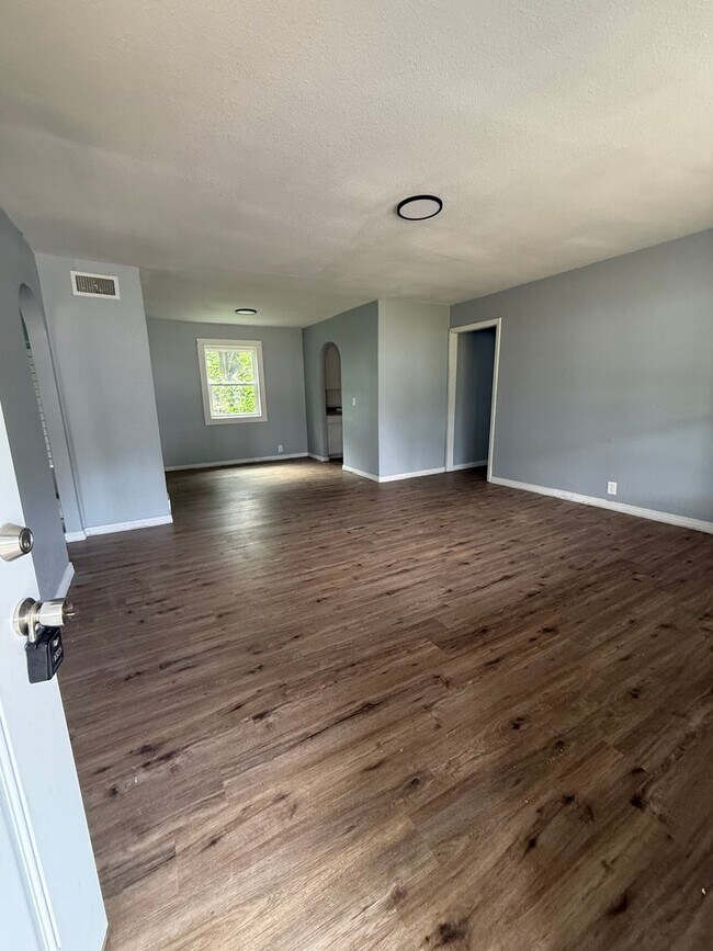 Building Photo - Darling 3 Bedroom in Nice Quiet Area