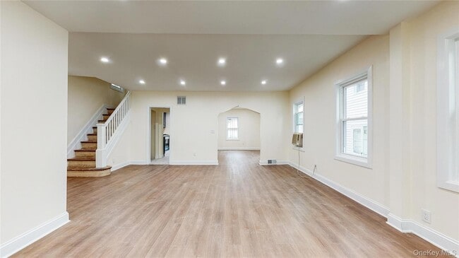 Building Photo - 71-32 Loubet St