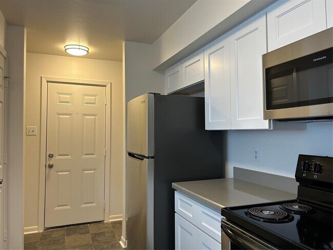 Foto del edificio - 8038 Sands Point Dr