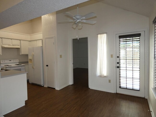 Foto del edificio - 6925 Cheswick Dr