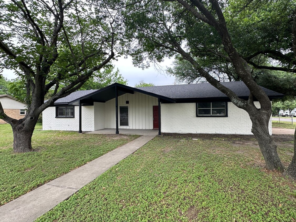 Primary Photo - Single Family Home in Woodway, Texas | Mid...