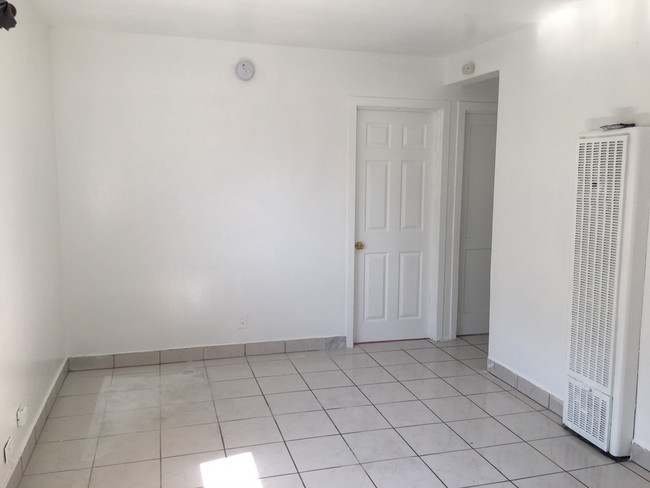 Building Photo - 1517 Plaza del Amo