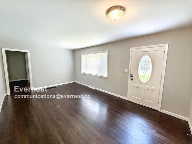 Building Photo - Spacious 3 Bed, 2 Bath Home with Fenced Yard and Detached Garage!