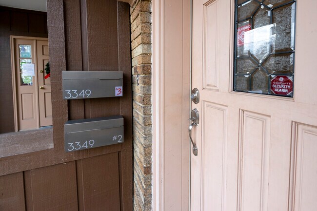 Foto del edificio - 3349 Whitfield Ave