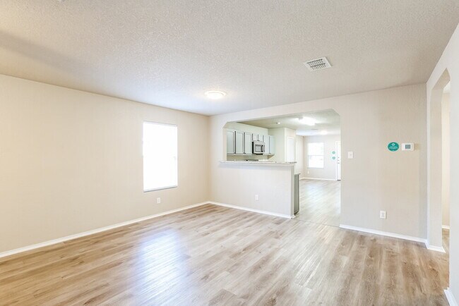 Building Photo - 8014 Oakmont Downs