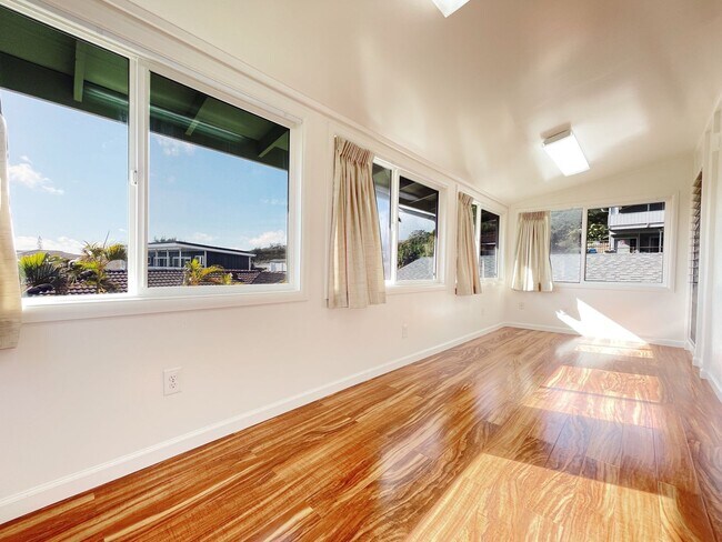 Building Photo - Meticulously Maintained Kailua Apartment. ...