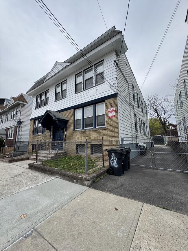 Building Photo - 66 Halstead St