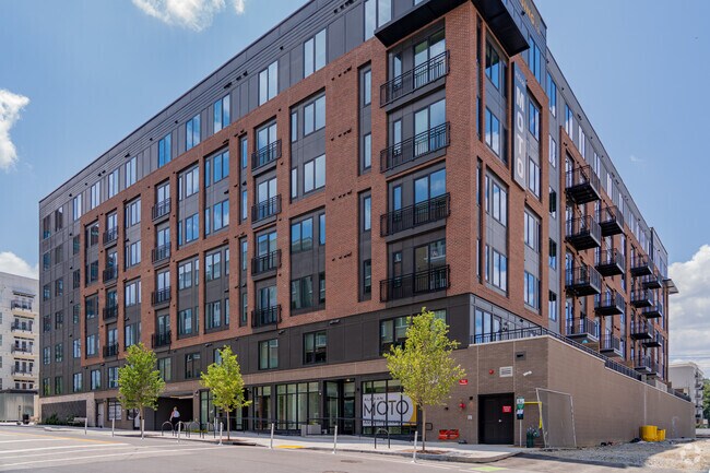 Entrada del edificio - Alexan Moto