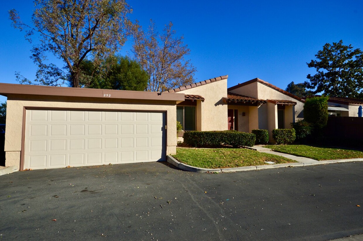 Foto principal - Updated 2 Bedroom Anaheim Hills Townhome