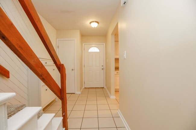 Building Photo - Spacious Townhome Move in Ready!!