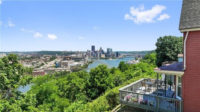 Building Photo - 3 bedroom 1 bath - What a View! - 3-bedroo...