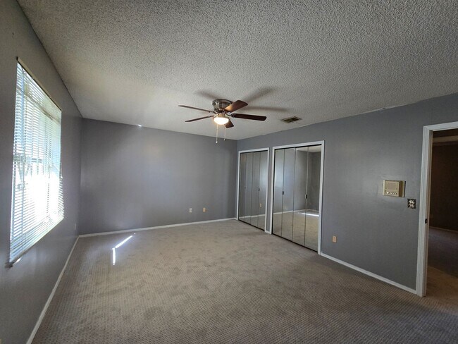 Foto del edificio - COMING SOON - 3 Bedrooms 2 1/2 Baths Northside