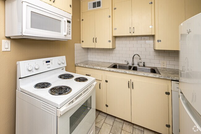 2 habitaciones, 1 baño - 1000 pies cuadrados - Cocina - Downtown Living With A Capitol View!
