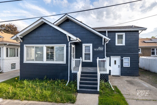 Building Photo - 802 Julia Ave