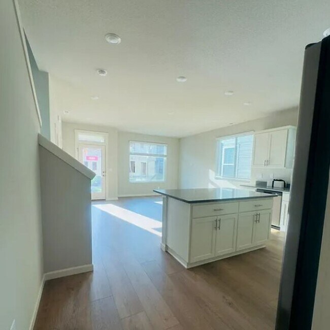 Foto del edificio - *NEW Construction* Stunning 3BD, 2.5 BA* S...