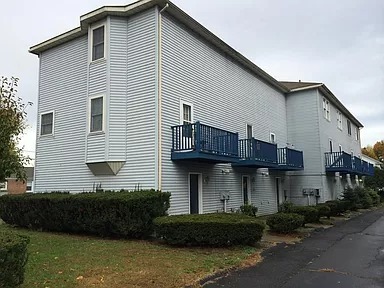 Building Photo - Renovated Townhouse with Garage