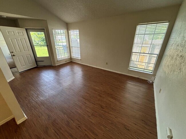 Foto del edificio - 7802 Brodie Ln