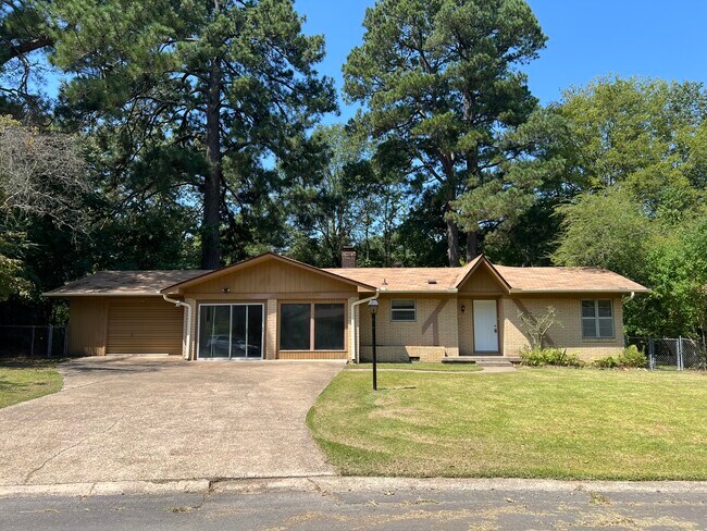 Building Photo - 1565 Pine Manor Dr